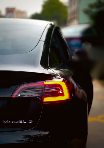 Tesla Model 3 noire vue arrière